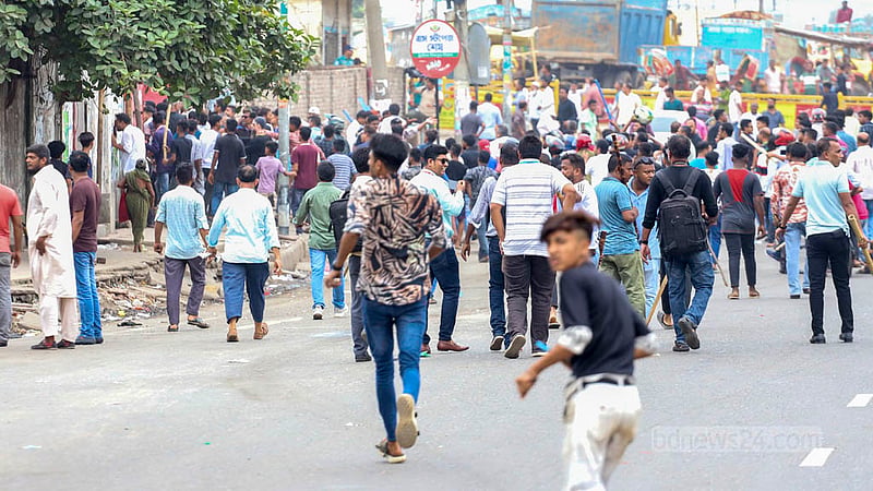 বিএনপির একদল নেতা-কর্মী শনিবার গাবতলী থেকে মিছিল করতে করতে আমিনবাজারের দিক যাওয়ার সময় আওয়ামী লীগের মঞ্চ লক্ষ্য করে ইট ছোড়ে। এ সময় আওয়ামী লীগের নেতা-কর্মীরাও লাঠিসোঁটা নিয়ে ধাওয়া করে।&amp;nbsp;ছবি: আসিফ মাহমুদ অভি