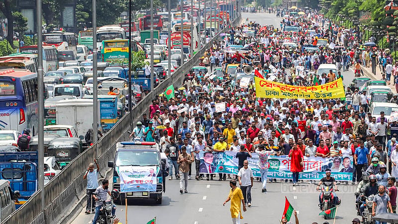 বুধবার উত্তরার আবদুল্লাহপুর থেকে যাত্রাবাড়ী পর্যন্ত দ্বিতীয় দিনের পদযাত্রায় বিএনপির নেতাকর্মীরা। ছবি: আসিফ মাহমুদ অভি