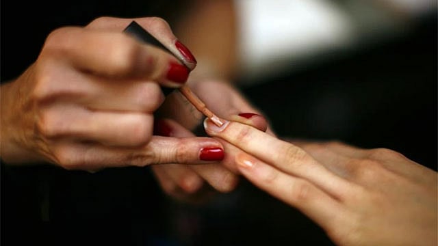 যেভাবে ধাপে ধাপে ম্যানিকিউর করতে হয়
