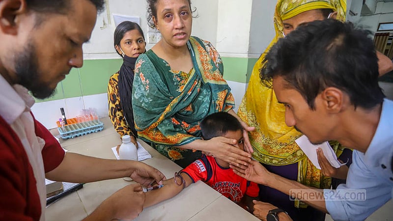 ঢাকার মুগদা মেডিকেল কলেজ হাসপাতালে বৃহস্পতিবার ডেঙ্গু পরীক্ষার জন্য রক্তের নমুনা সংগ্রহ করা হচ্ছে। ছবি: আসিফ মাহমুদ অভি