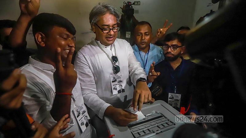ঢাকার গুলশান মডেল হাই স্কুল অ্যান্ড কলেজ কেন্দ্রে সোমবার সকালে আওয়ামী লীগের প্রার্থী মোহম্মদ আলী আরাফাত ভোট দেওয়া শেষে ব্যালট পেপার জমা দিচ্ছেন।&amp;nbsp;ছবি: তাওহীদুজ্জামান তপু
