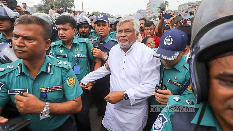ঢাকার গাবতলীতে শনিবার সকালে অবস্থান কর্মসূচি পালনে যাওয়া বিএনপি চেয়ারপারসনের উপদেষ্টা পরিষদের সদস্য এবং ঢাকা মহানগর উত্তরের সভাপতি আমানউল্লাহ আমানকে আটক করে পুলিশ। ছবি: আসিফ মাহমুদ অভি