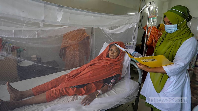 ৬০ বছর বয়সী কামরুন নেসা ডেঙ্গু আক্রান্ত হয়ে ঢাকার সোহরাওয়ার্দী মেডিকেল কলেজ হাসপাতালে চিকিৎসা নিচ্ছেন।&amp;nbsp;ছবি: আসিফ মাহমুদ অভি