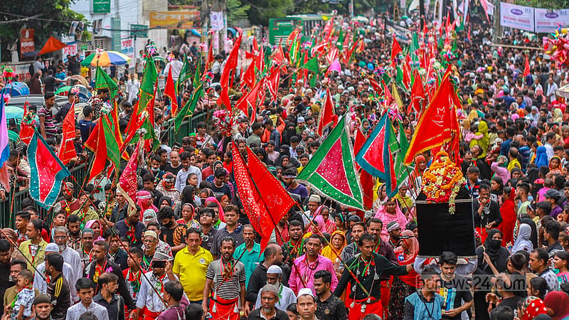 আশুরা উপলক্ষে শনিবার রাজধানীতে আশুরা উপলক্ষে শনিবার পুরান ঢাকার হোসাইনী দালান থেকে বের হওয়া তাজিয়া মিছিলে মানুষের ঢল।&amp;nbsp;ছবি: তাওহীদুজ্জামান তপু