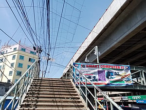 চট্টগ্রামে ফুটওভার ব্রিজের উপর তারের জাল