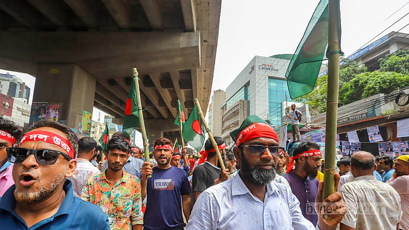 সরকার পতনের ‘এক দফা’ আন্দোলনে দ্বিতীয় দিনের পদযাত্রা কর্মসূচিতে অংশ নেওয়া নেতাকর্মীদের বাঁশ ও লাঠিতে বাঁধা ছিল জাতীয় পতাকা। ছবি: আসিফ মাহমুদ অভি