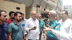 ডেঙ্গু: ছয় বাড়ি ঘুরে ৫টিতেই মিলল এইডিসের লার্ভা