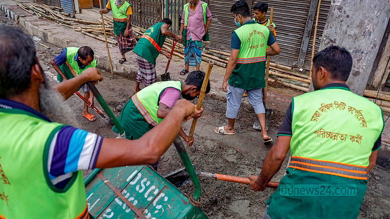 পুরান ঢাকার ধোলাইখালে শনিবার কোরবানির পশুর হাটের বর্জ্য অপসারণে কাজ করছেন ঢাকা দক্ষিণ সিটি করপোরেশনের কর্মীরা।&amp;nbsp;ছবি: মাহমুদ জামান অভি