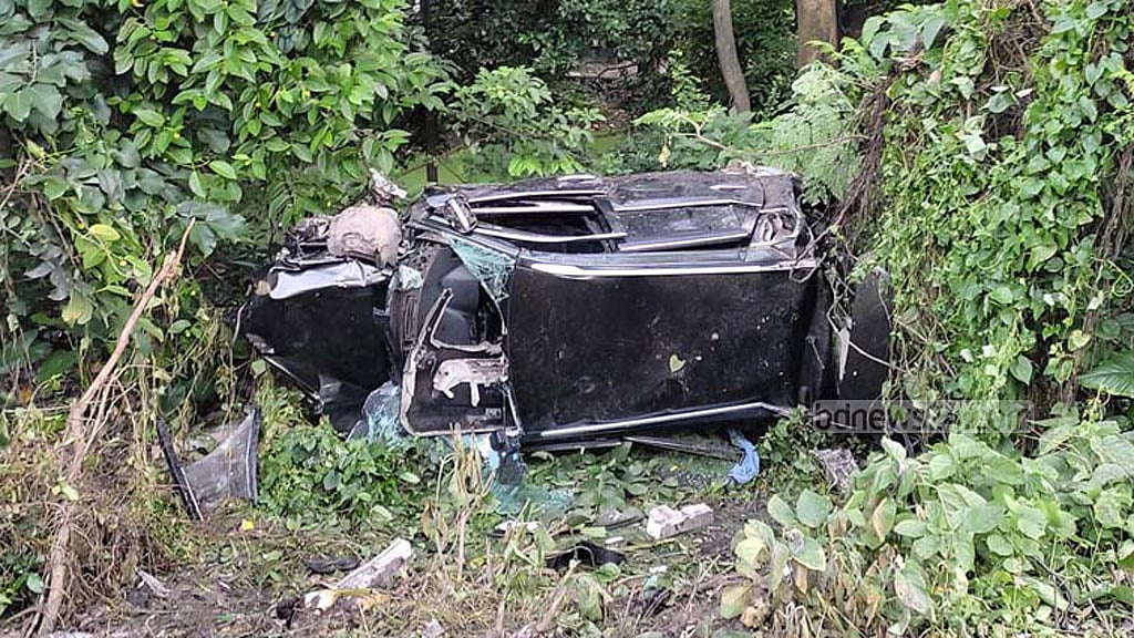 গাজীপুরে অরক্ষিত রেলক্রসিংয়ে প্রাইভেট কারে ট্রেনের ধাক্কা, নিহত ১