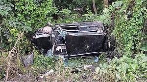 গাজীপুরে অরক্ষিত রেলক্রসিংয়ে প্রাইভেট কারে ট্রেনের ধাক্কা, নিহত ১