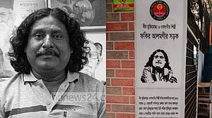 ‘ও সখিনা’ গেয়ে ‘ফকির আলমগীর সড়ক’ উদ্বোধন করলেন মেয়র