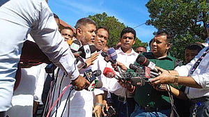 অনুদানের চেক দিয়ে মামলার মুখে নৌকার মহিউদ্দিন বাচ্চু