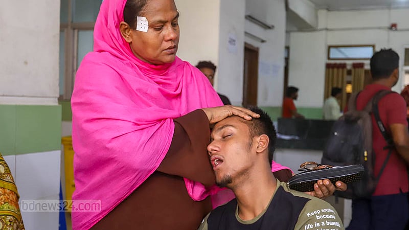 ঢাকার মুগদা মেডিকেল কলেজ হাসপাতালে বৃহস্পতিবার ডেঙ্গু পরীক্ষার জন্য রক্তের নমুনা দিতে অপেক্ষা। ছবি: আসিফ মাহমুদ অভি
