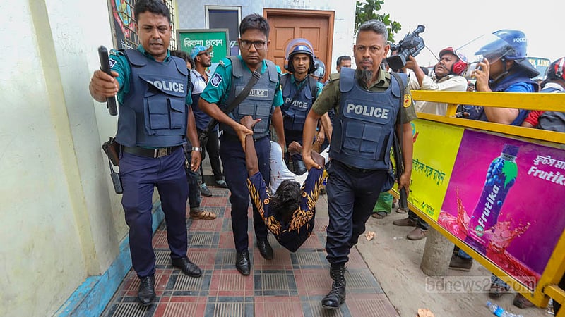 গাবতলীতে শনিবার পাল্টাপাল্টি কর্মসূচির মধ্যে সংঘর্ষে আহত এক বিএনপিকর্মীকে হাসপাতালে নেওয়ার জন্য পুলিশের গাড়িতে তোলা হচ্ছে।&amp;nbsp;ছবি: আসিফ মাহমুদ অভি
