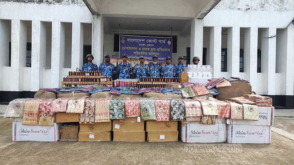 নারায়ণগঞ্জে ‘পাথর বোঝাই ট্রাকে ভারতীয় কাপড়-প্রসাধনী’, আটক ২