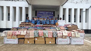 নারায়ণগঞ্জে ‘পাথর বোঝাই ট্রাকে ভারতীয় কাপড়-প্রসাধনী’, আটক ২