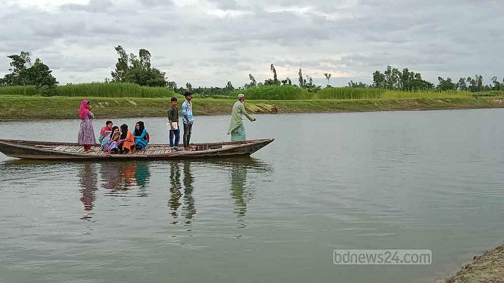 ঘাঘট পারাপারে ১৫ গ্রামের মানুষের ভরসা ছোট্ট এক নৌকা