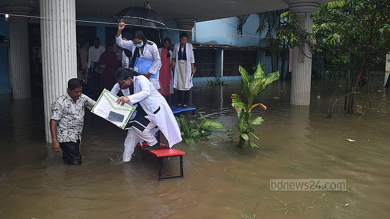 চট্টগ্রামের চকবাজার এলাকায় বৃষ্টির পানিতে জলাবদ্ধতার কারণে কাপাসগোলা সিটি করপোরেশন মহিলা কলেজ থেকে পরীক্ষা শেষে টেবিলের উপর দিয়ে বেরিয়ে আসছেন এইচএসসি পরীক্ষার্থীরা।&amp;nbsp;&amp;nbsp;ছবি: সুমন বাবু