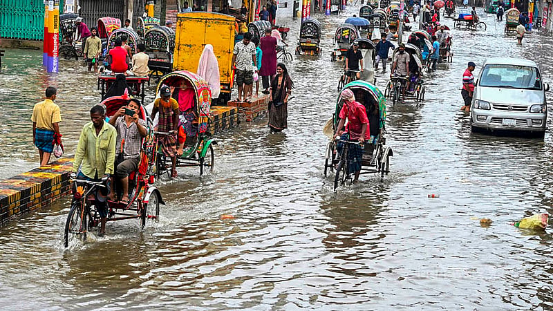 বৃষ্টি ও জোয়ারের পানির কারণে চট্টগ্রাম কাপাসগোলা এলাকায় জলাবদ্ধতার সৃষ্টি হওয়ায় দুর্ভোগে পড়েছেন এলাকাবাসী।&amp;nbsp;ছবি: সুমন বাবু