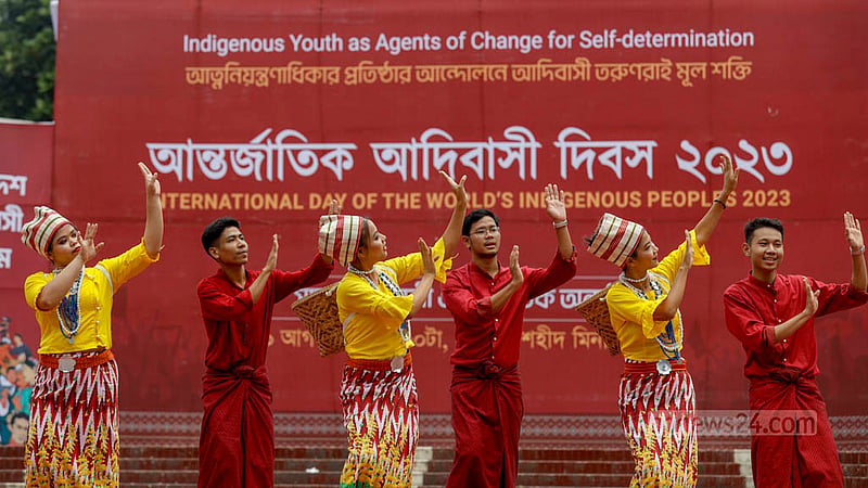 কেন্দ্রীয় শহীদ মিনারে বুধবার আন্তর্জাতিক আদিবাসী দিবসের অনুষ্ঠানে নৃত্য পরিবেশন করেন মারমা নৃত্যশিল্পীরা।ছবি: মাহমুদ জামান অভি