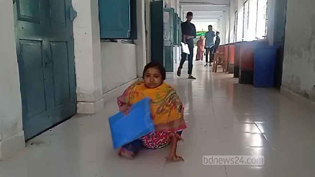 উচ্চতার বাধা ডিঙ্গিয়ে শিক্ষক হতে চান ফুলতি রানী