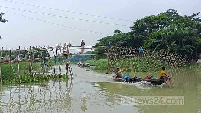 বাঁশের সাঁকোই ভরসা ৫ গ্রামের