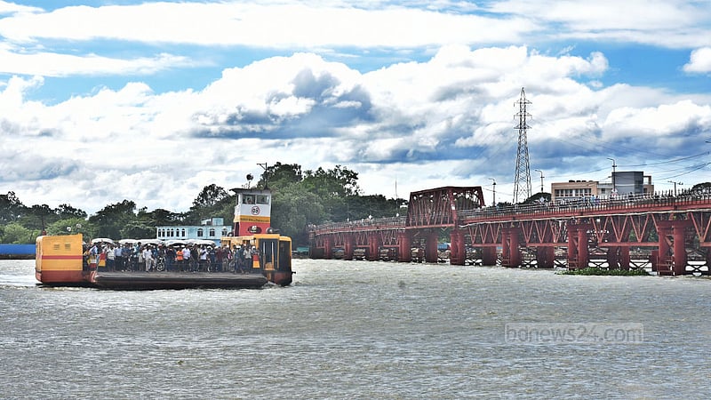 চট্টগ্রামে কর্ণফুলী নদীর উপর ১৯৩০ সালে নির্মিত কালুরঘাট সেতু সংস্কারে মঙ্গলবার দুপুর থেকে যান চলাচল বন্ধ করে দেয় রেল কর্তৃপক্ষ।&amp;nbsp;ছবি: সুমন বাবু