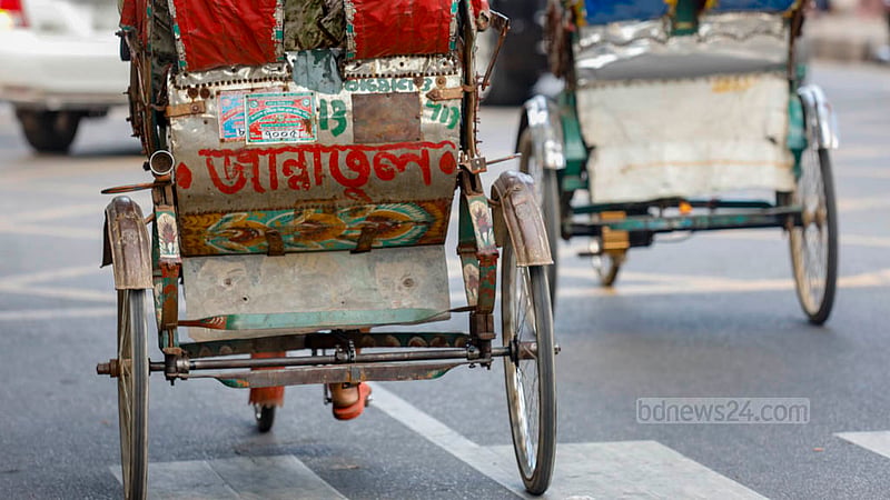 রিকশা পেইন্টিং করার শিল্পীও এখন আগের মতো মিলছে না বলে জানিয়েছেন ঢাকার তেজগাঁও এলাকার গ্যারেজের পরিচালক আজিজ মিয়া। তিনি বলেন, সব কিছুর দাম বেড়েছে, কিন্তু এই কাজের পারিশ্রমিক খুব একটা না বাড়ায় অনেকেই পেশা বদলে ফেলেছেন। আর এখনকার রিকশা মালিকরাও শিল্পকর্মে খুব একটা আগ্রহ দেখান না।&amp;nbsp;ছবি: মাহমুদ জামান অভি