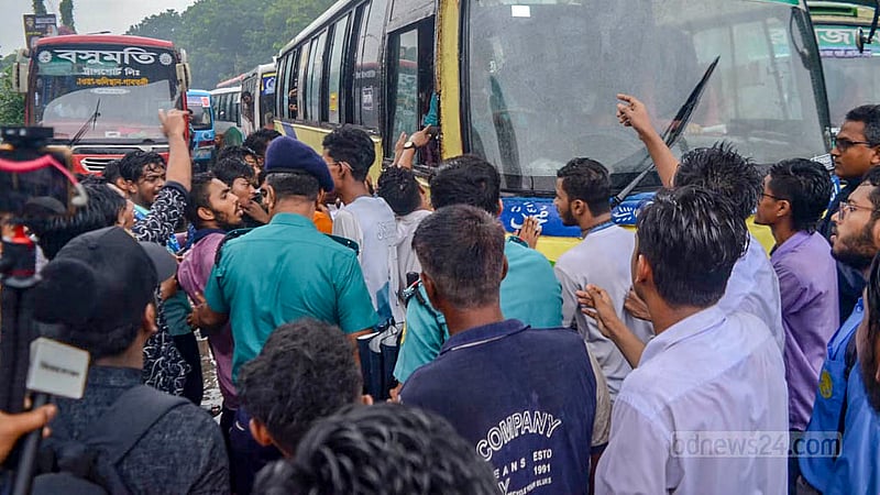 এইচএসসি পরীক্ষা পেছানোর দাবিতে সোমবার ঢাকার শাহবাগ মোড়ে অবস্থান নিয়ে সড়কে যানবাহন চলাচল বন্ধ করে দেয় একদল শিক্ষার্থী।