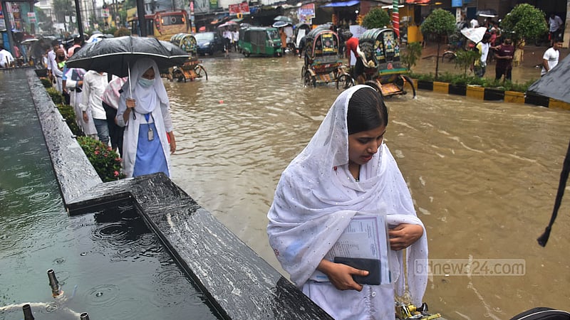 সকালের টানা বৃষ্টিতে বিভিন্ন স্থানে জলাবদ্ধতার কারণে রোববার চট্টগ্রাম শিক্ষাবোর্ডের ২৯টি কেন্দ্রের পরীক্ষা এক ঘণ্টা পিছিয়ে দেওয়া হয়।&amp;nbsp;ছবি: সুমন বাবু