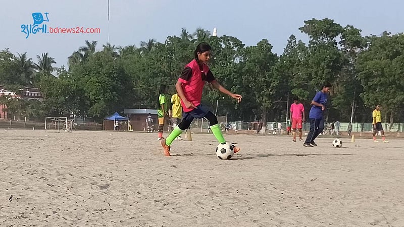 সমাজের 'না' কে উপেক্ষা করেই ফুটবল খেলে লিমি