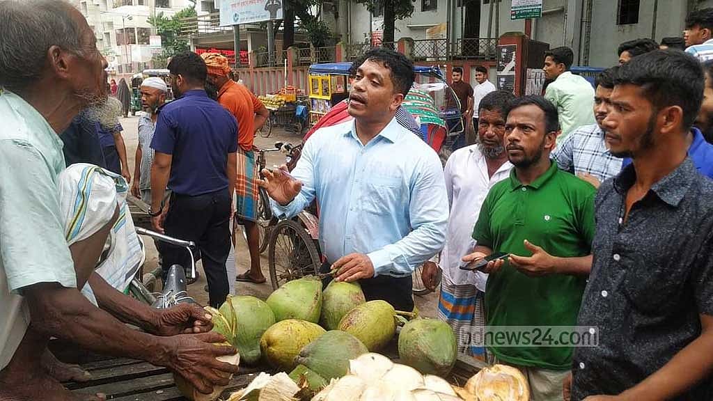 ৭০ টাকায় কিনে দেড়শতে বিক্রি, তিন ডাব বিক্রেতাকে জরিমানা