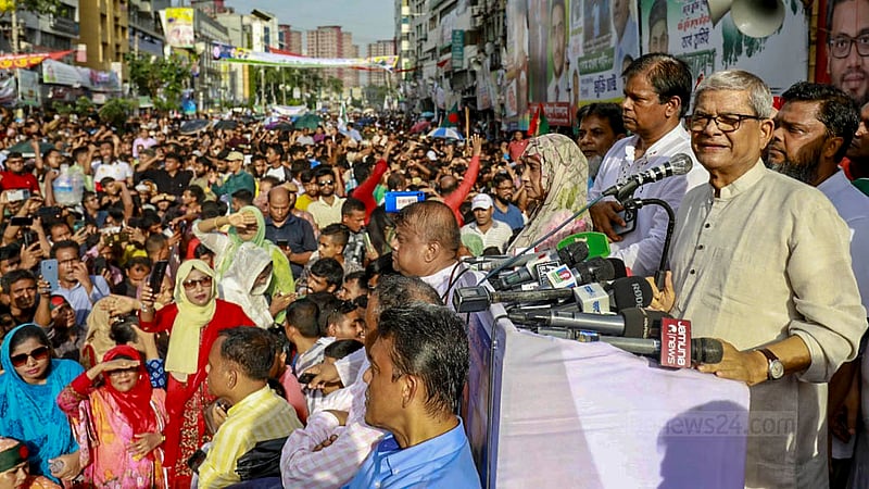নয়া পল্টনে বিএনপির কেন্দ্রীয় কার্যালয়ের সামনে শুক্রবার সমাবেশে বক্তব্য দেন দলের মহাসচিব মির্জা ফখরুল ইসলাম আলমগীর।