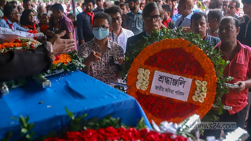 বিভিন্ন শ্রেণি-পেশার মানুষ কেন্দ্রীয় শহীদ মিনারে শহীদজায়া পান্না কায়সারের প্রতি ফুলেল শ্রদ্ধা জানান।&amp;nbsp;ছবি: তাওহীদুজ্জামান তপু