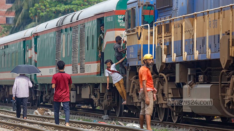 ঢাকার কমলাপুর রেলস্টেশন থেকে ছেড়ে আসা ট্রেনটি মালিবাগ অতিক্রম করার সময় দেখা যায় ট্রেনের ইঞ্জিনের পেছনের সিঁড়ির হাতল ধরে বাইরের দিকে ঝুকে আছে এক কিশোরী।&amp;nbsp;ছবি: মাহমুদ জামান অভি