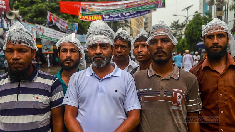 বৃষ্টির মধ্যে পলিথিন মাথায় বিএনপির সমাবেশে আসতে দেখা যায় নেতাকর্মীদের।&amp;nbsp;ছবি: তাওহীদুজ্জামান তপু