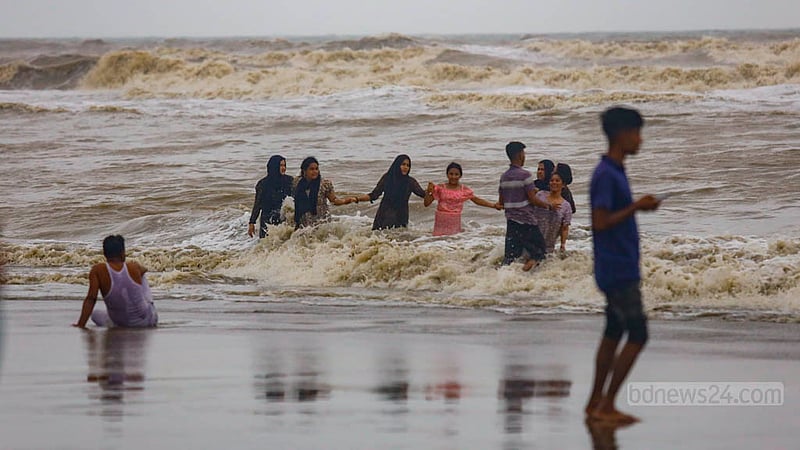 কক্সবাজারে ৩ নম্বর স্থানীয় সতর্ক সংকেত চলছে, সেই উত্তাল সমুদ্রেই গোসল করছেন পর্যটকরা।&amp;nbsp;ছবি: মাহমুদ জামান অভি