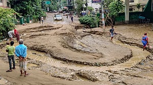 নামছে পানি, দৃশ্যমান হচ্ছে ক্ষত