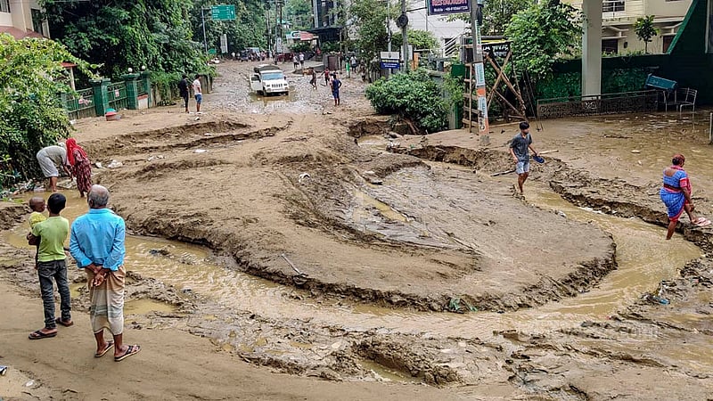 বান্দরবান শহরের থানচি বাস স্টেশনে সামনে পাহাড়ি ঢলে তৈরি হয়েছে বড় বড় গর্ত। পানি সরে যাওয়া পরে দৃশ্যমান হচ্ছে এসব ক্ষত।