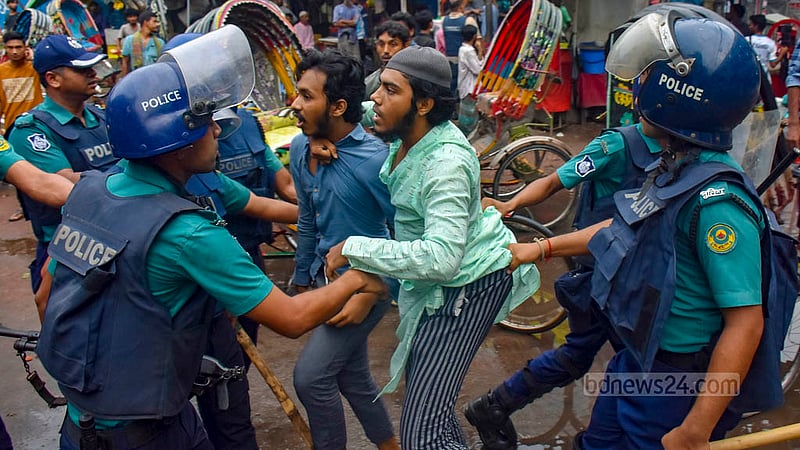 চট্টগ্রামের দামপাড়ায় জমিয়াতুল ফালাহ জামে মসজিদ মাঠে মঙ্গলবার বিকালে যুদ্ধাপরাধী দেলাওয়ার হোসেন সাঈদীর গায়েবানা জানাজা পড়ার জন্য জড়ো হলে জামায়াত-শিবিরের কয়েকজন কর্মীকে আটক করে পুলিশ।&amp;nbsp;ছবি: সুমন বাবু