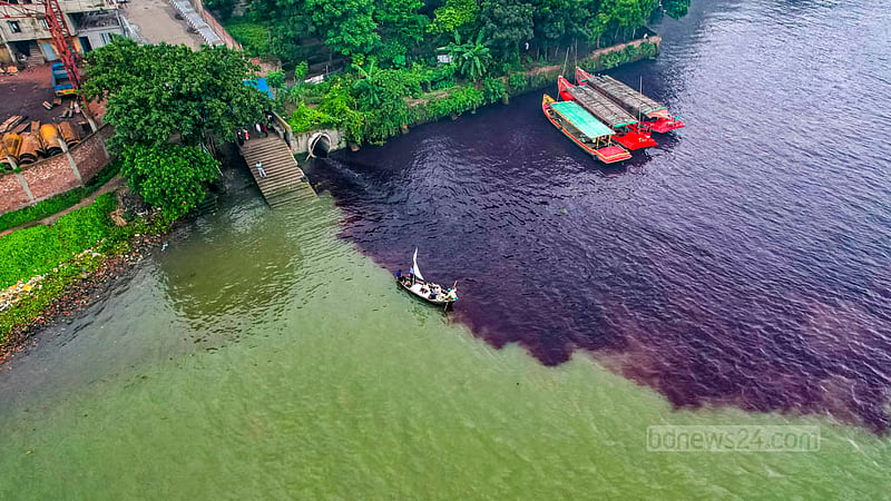 ঢাকার শ্যামপুরের কদমতলী এলাকায় বুড়িগঙ্গা নদীতে একদিকে বর্ষার নতুন ঘোলা পানি, অন্যপাশে ডায়িং ফ্যাক্টরির রাসায়নিক মিশ্রিত রঙিন পানি।&amp;nbsp;ছবি: মাহমুদ জামান অভি