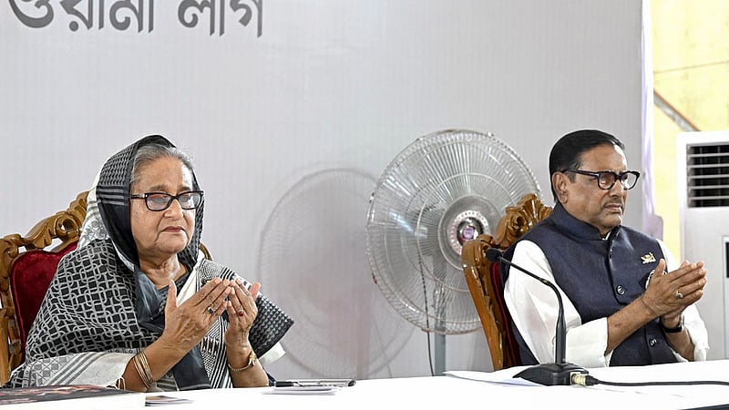 একুশে অগাস্ট গ্রেনেড হামলার বর্ষপূর্তিতে সোমবার বঙ্গবন্ধু এভিনিউয়ে আওয়ামী লীগের কেন্দ্রীয় কার্যালয়ে মোনাজাতে দলের সভাপতি শেখ হাসিনা ও সাধারণ সম্পাদক ওবায়দুল কাদের। ছবি: পিএমও
