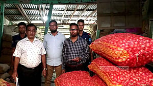 ফরিদপুরে পেঁয়াজের বাজারে ভোক্তা অধিদপ্তর, ২ প্রতিষ্ঠানকে জরিমানা