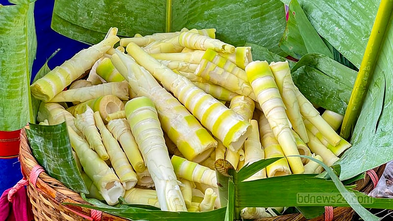 খাগড়াছড়ির প্রতিটি হাটে এখন মিলছে বাঁশ কোড়ল। বর্তমানে প্রতি কেজির দাম ৩০ টাকা হলেও বর্ষার আগে গুনতে হয়েছে ৬০ টাকা।&amp;nbsp;ছবি: সমির মল্লিক