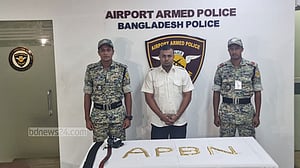 শাহজালালে পৌনে ৮ কেজি স্বর্ণসহ বিমানকর্মী আটক