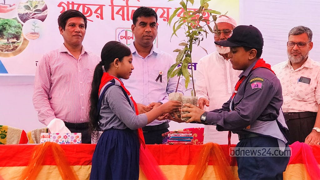 গাছের চারা বিনিময়ে তৈরি হল নতুন বন্ধুত্ব