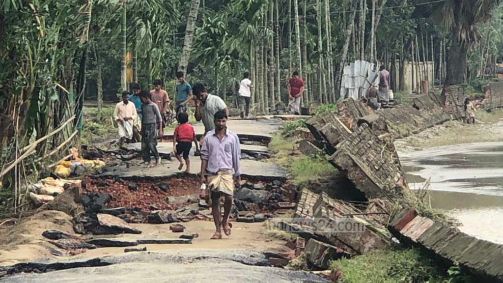 কক্সবাজারে নামছে বন্যার পানি, ভেসে উঠছে ক্ষত