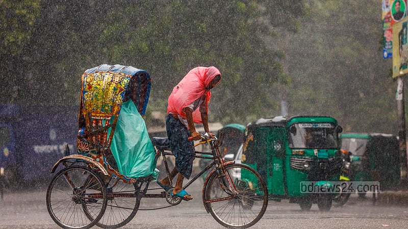 ঢাকা বিশ্ববিদ্যালয়ের টিএসসিতে শুক্রবার দুপুরে বৃষ্টিতে বিপাকে পড়েন রিকশাচালক ও যাত্রীরা।&amp;nbsp;ছবি: মাহমুদ জামান অভি