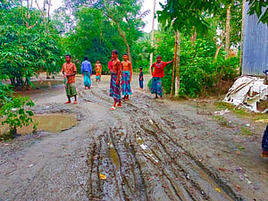 বৃষ্টি হলেই ’নাজুক’ ফুলবাড়ীয়ার রাজঘাট বাজারের রাস্তা