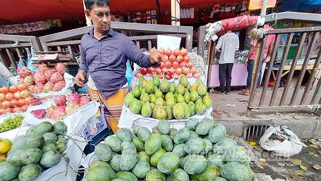 মৌসুম শেষের আমে বাড়তি দাম